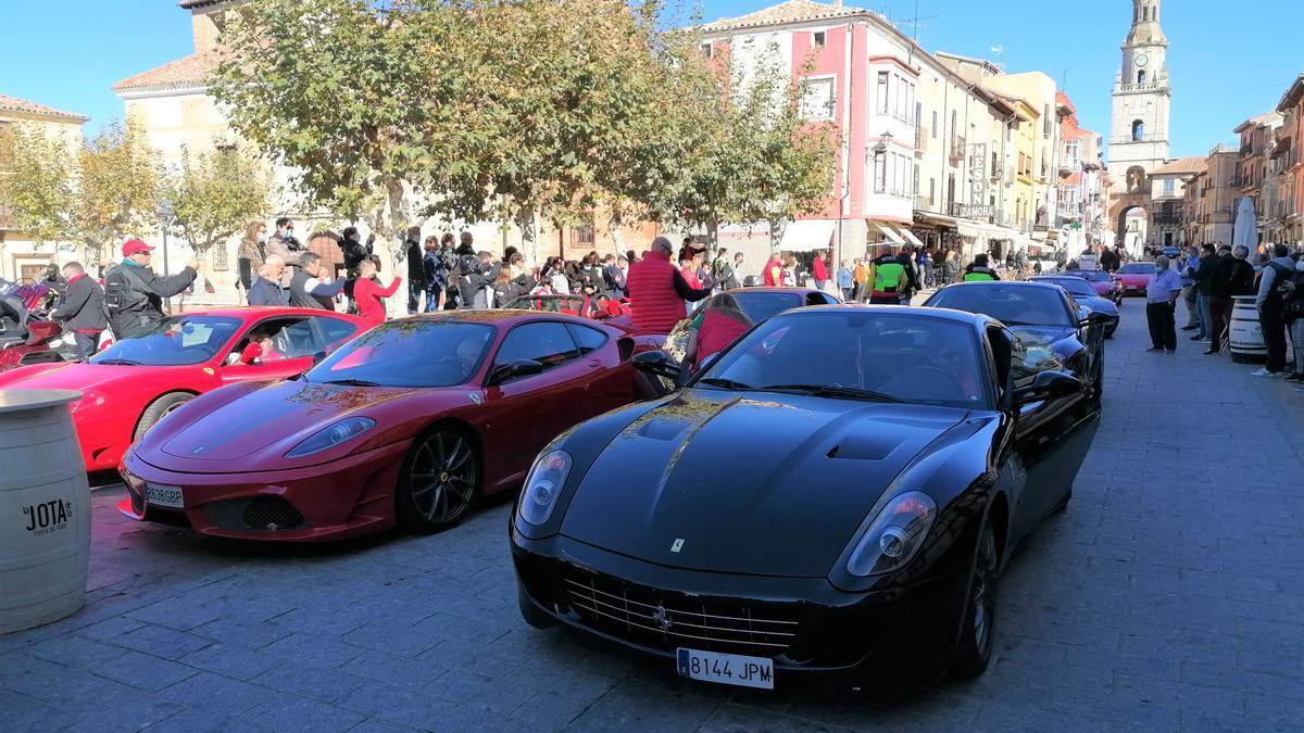 Vehículos de la marca Ferrari estacionados en la Plaza Mayor de Toro