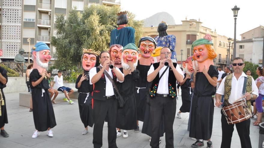 El tío de la pita ya está preparado para recorrer de nuevo las calles junto a los gigantes y cabezudos.