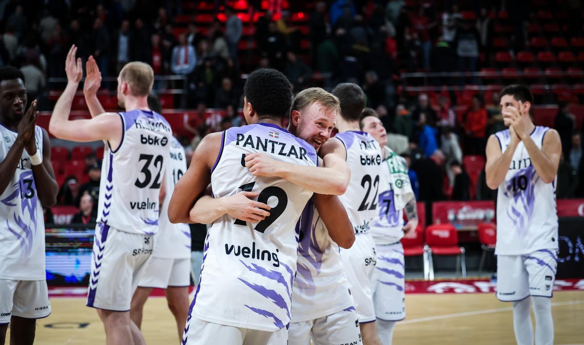 Los jugadores del Bilbao Basket, tras ganar en Zaragoza.