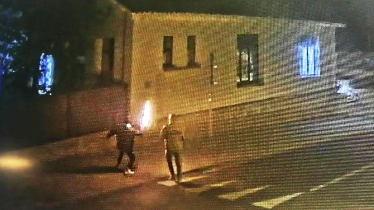 Detinguts tres menors per llançar còctels Molotov contra la policia local