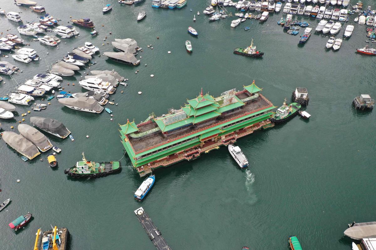 Foto aérea del momento en el que el restaurante flotante Jumbo es remolcado fuera del puerto de Aberdeen, en Hong Kong