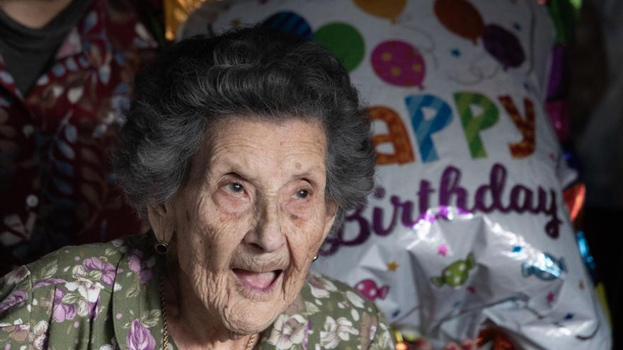 &quot;La Batana&quot; cumple 102 años, la alteana más longeva lo celebra en Alicante con su familia