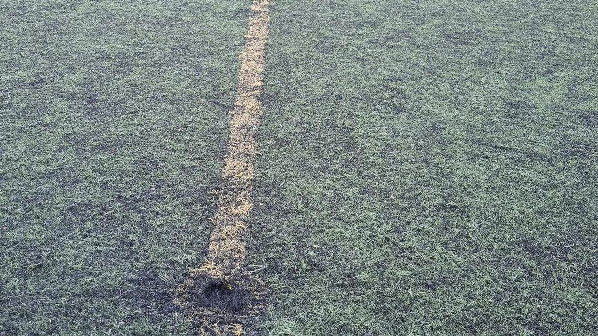 Uno de los daños en el firme del campo de fútbol de Ujo.