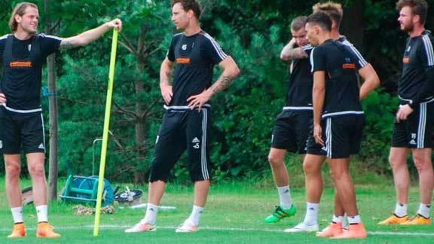 Amorebieta, segundo por la izquierda, en un entrenamiento del Fulham de esta semana.