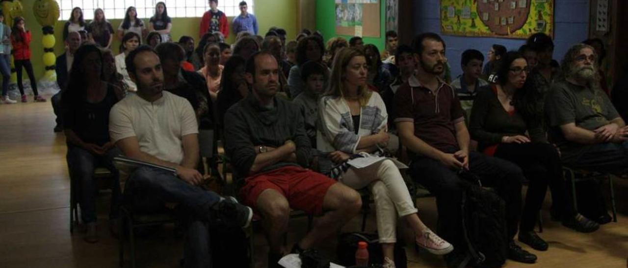 Asistentes, ayer, a la presentación del curso en el salón de actos del colegio Poeta Antón.