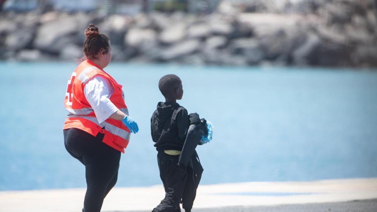 Salvamento rescataa varias personas en una neumática en Fuerteventura, entre ellas un niño