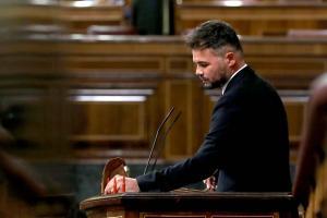 Rufián irrita Sánchez mostrant les suposades bales de l’assalt de Melilla