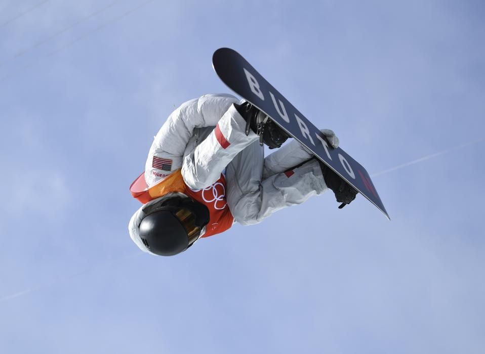 El estadounidense Shaun White, durante su calificación para la final de 'halfpipe' de Snowboard