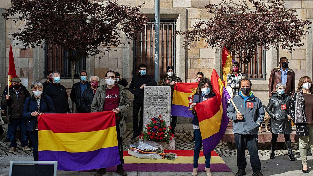 Foto de familia de los asistentes al final de un acto en el que mantuvieron las distancias.