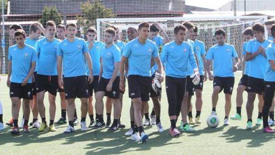 Los jugadores del Celta juvenil se disponen a iniciar el entrenamiento del sábado, pocas horas antes de debutar esta tarde en la Copa de Campeones ante el Real Madrid en las instalaciones        de A Madroa. // Ricardo Grobas