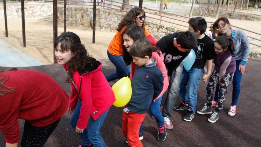 Niños disfrutando de las actividades de la jornada.