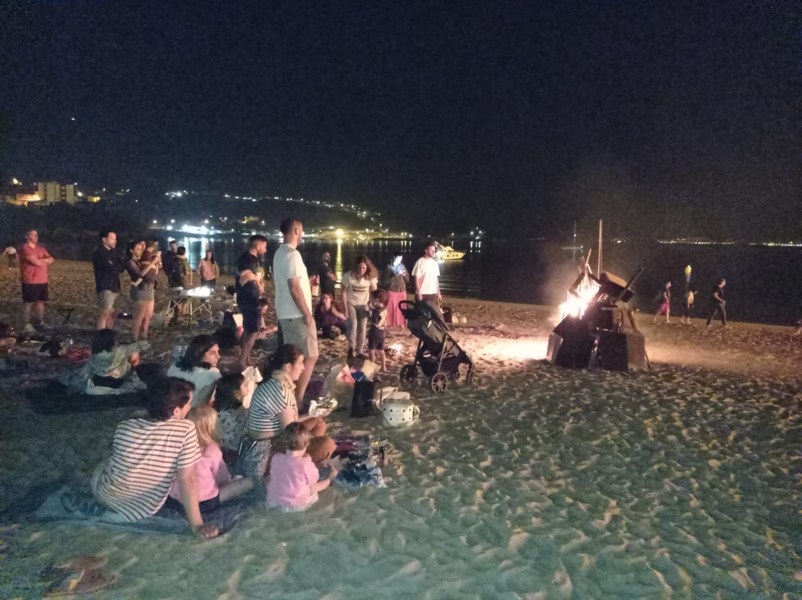 La noche de San Xoán en Bueu: la playa de Banda do Río y el parque de Xexide