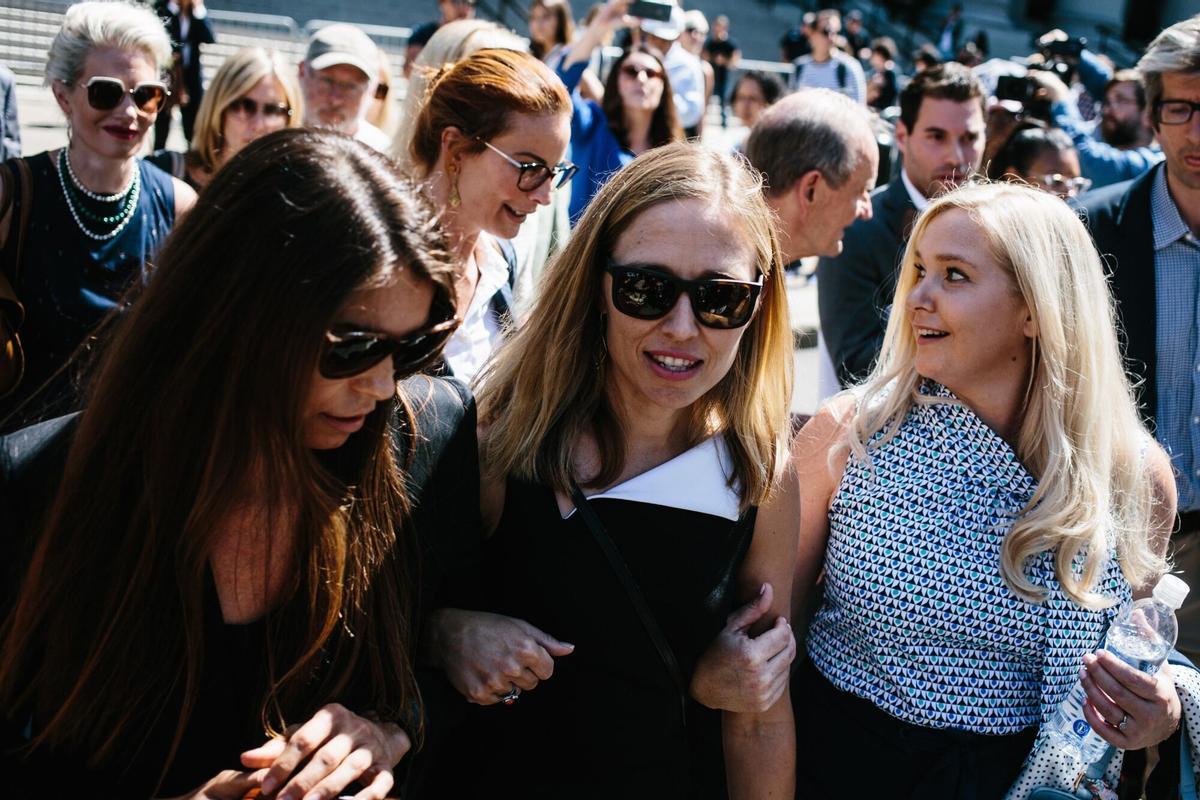 Las víctimas de Epstein, entre ellas Virginia Roberts Giuffre, a las puertas de un tribunal federal en Nueva York en 2019.