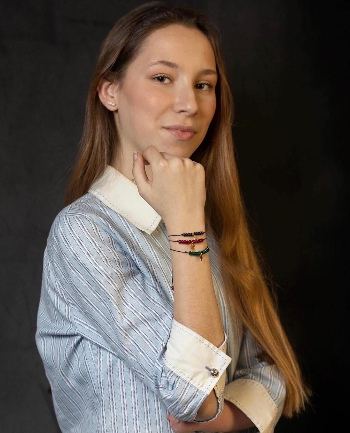 La joven Anita muestra algunas de las joyas diseñadas.