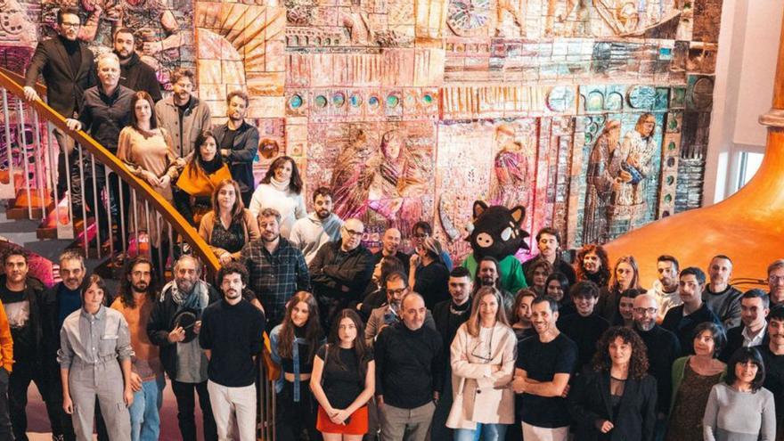 Fotografía de familia de los asistentes al encuentro de finalistas de los XXII Premios Mestre Mateo, ayer, en el Museo MEGA de A Coruña.