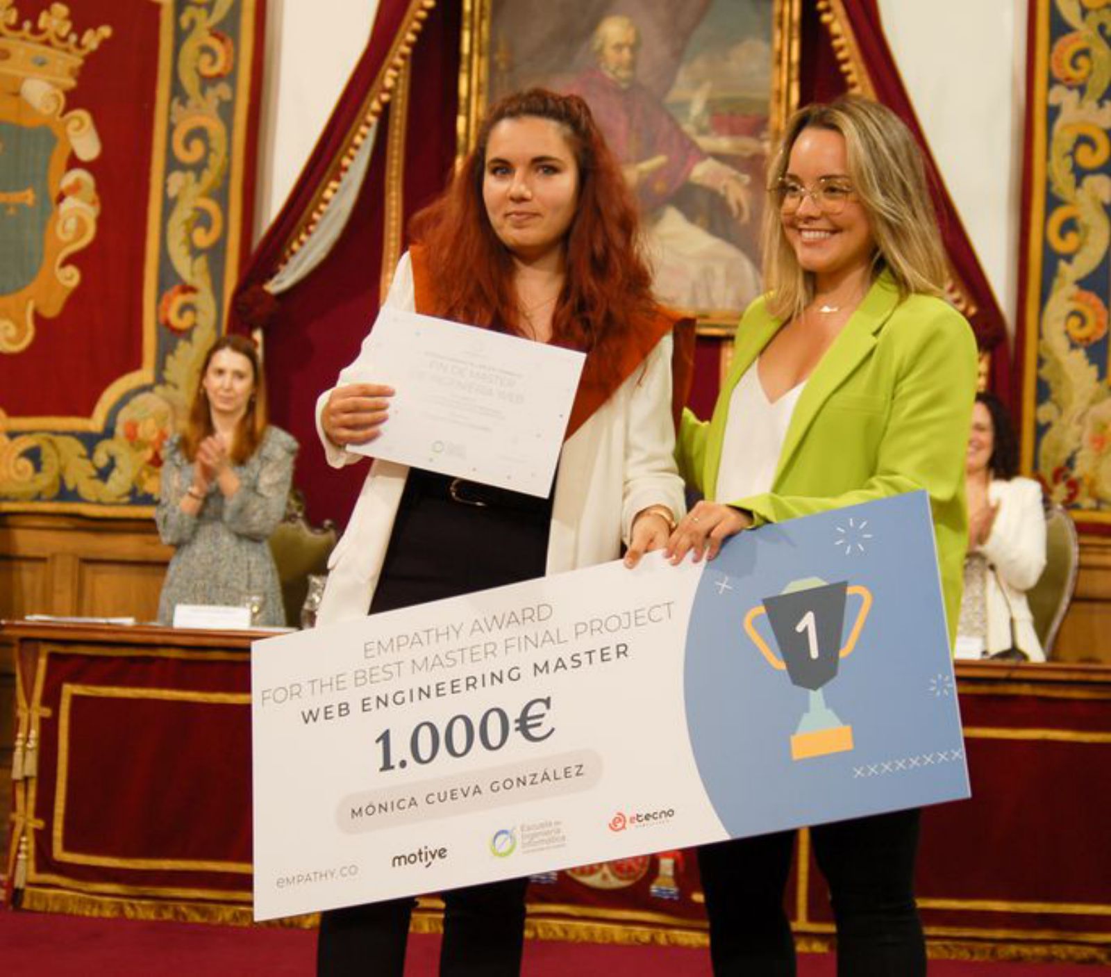 Lara Menéndez entrega el premio «Empathy» a Mónica Cueva. | LNE