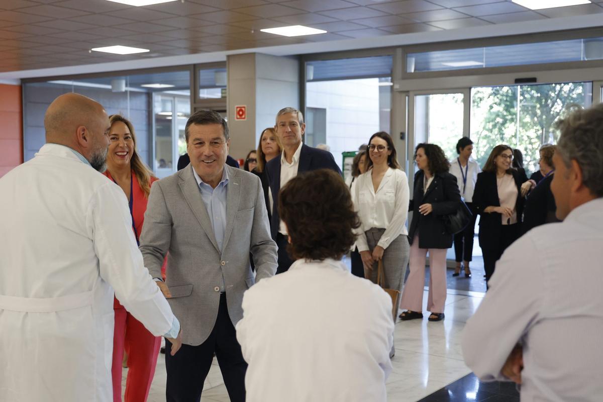 El conseller de Sanidad, Marciano Gómez, saluda al personal del hospital de Manises en el primer día de la reversión.