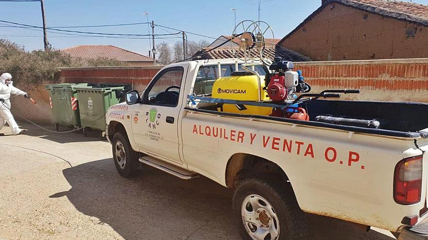 Vehículo y operario de la Mancomunidad Tierra del Vino desinfectando zonas donde están los contenedores.