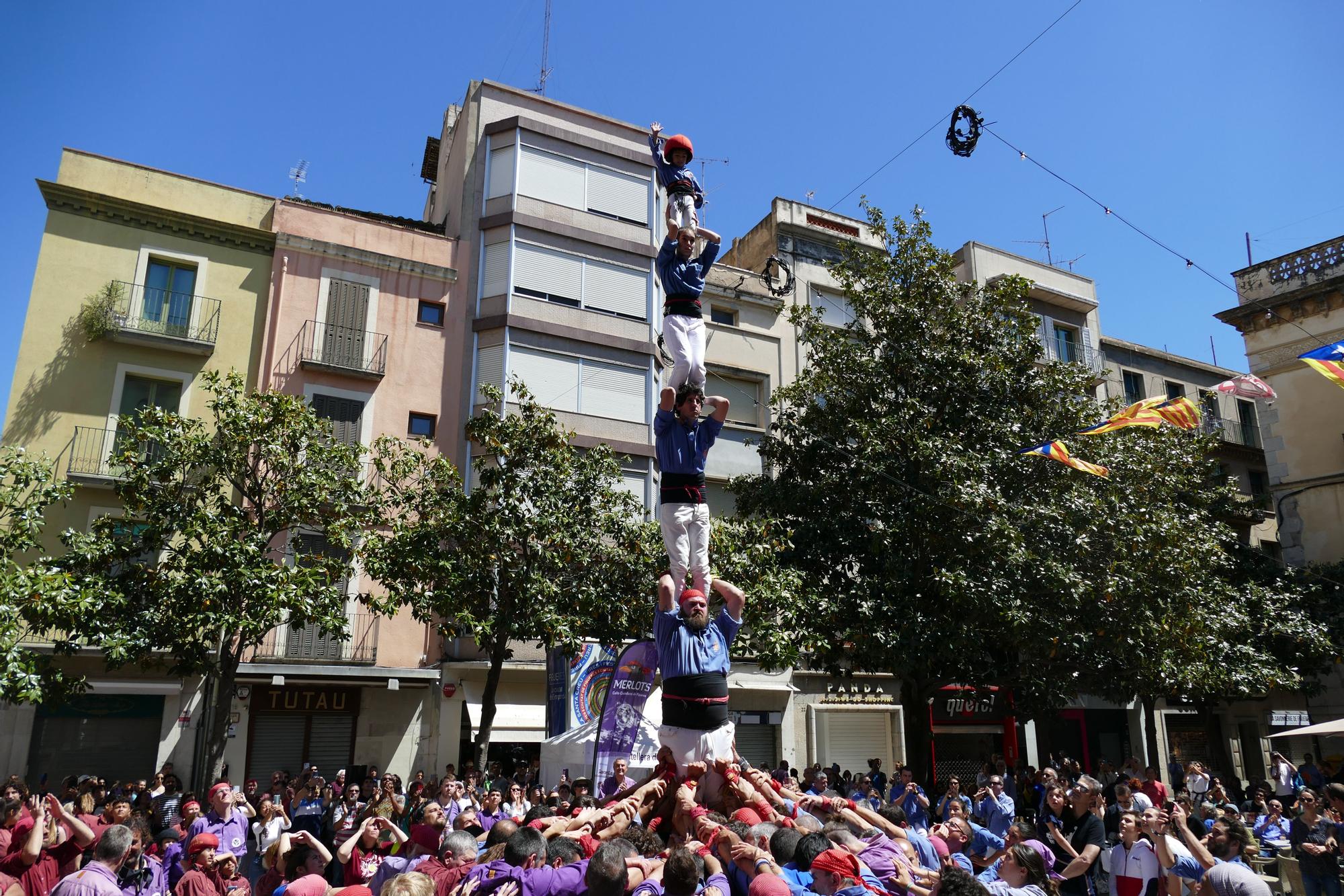 La plaça es tenyeix de colors amb la Diada Castellera de Santa Creu