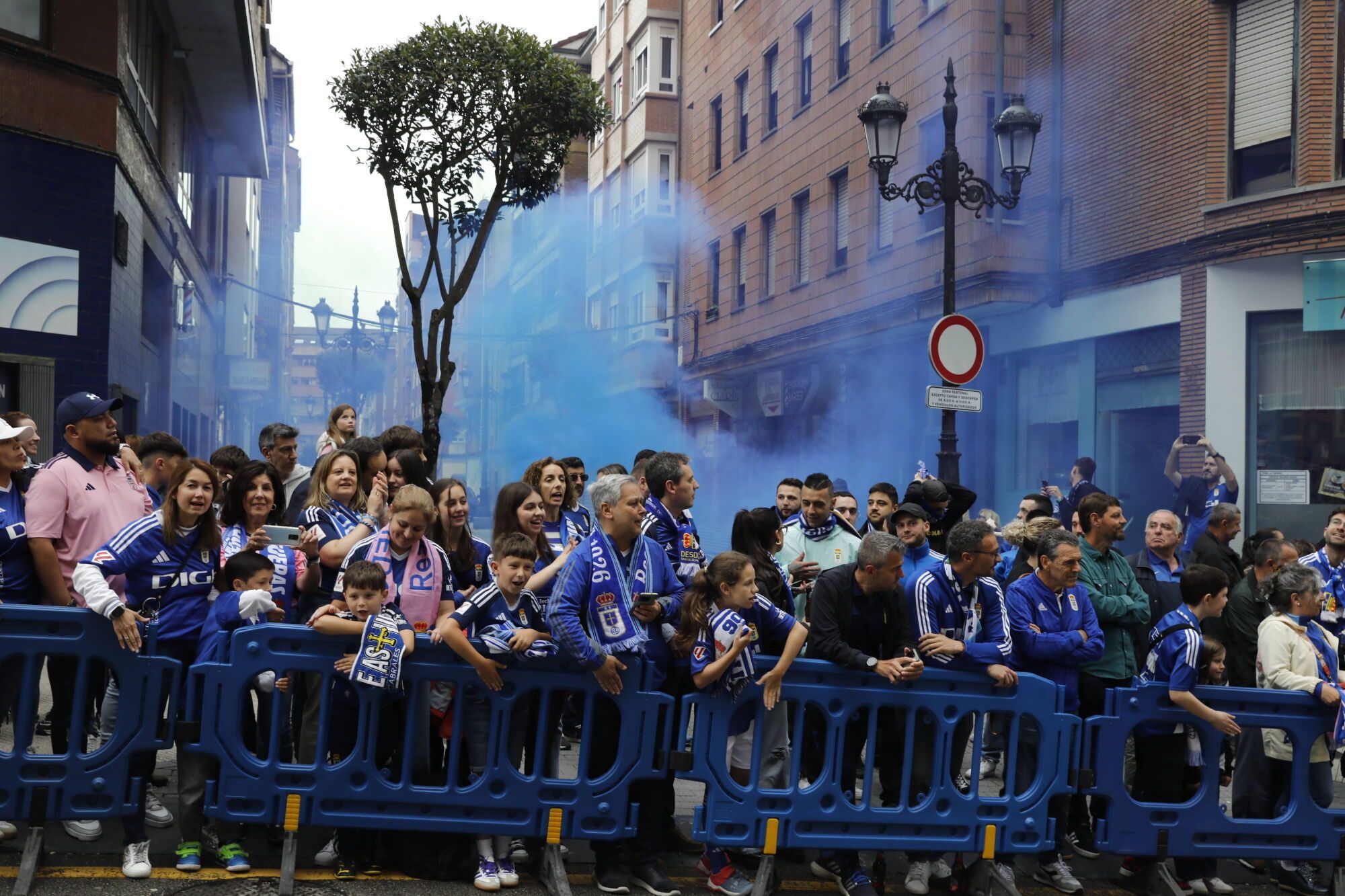 Así fue el recibimiento de la afición al Real Oviedo y toda la previa del último partido de la temporada