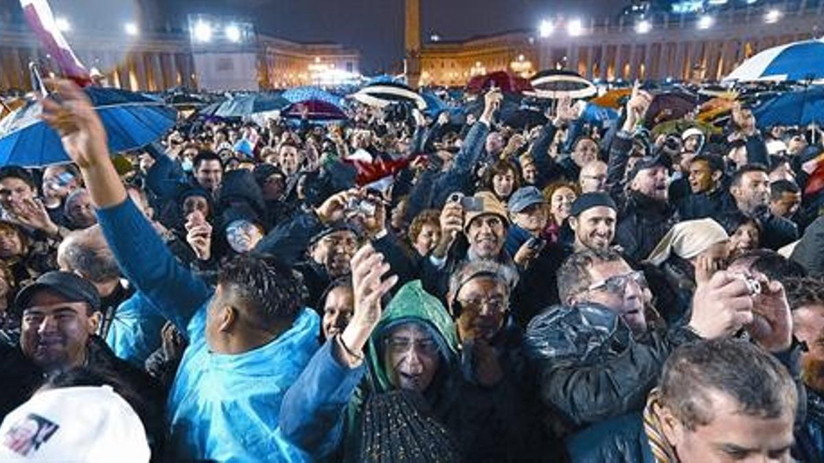 Los fieles reciben con júbilo la elección del nuevo Papa, en la plaza de San Pedro.