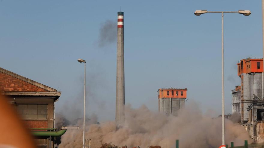 A la segunda fue la vencida: cae la última chimenea de las baterías de coque de Avilés