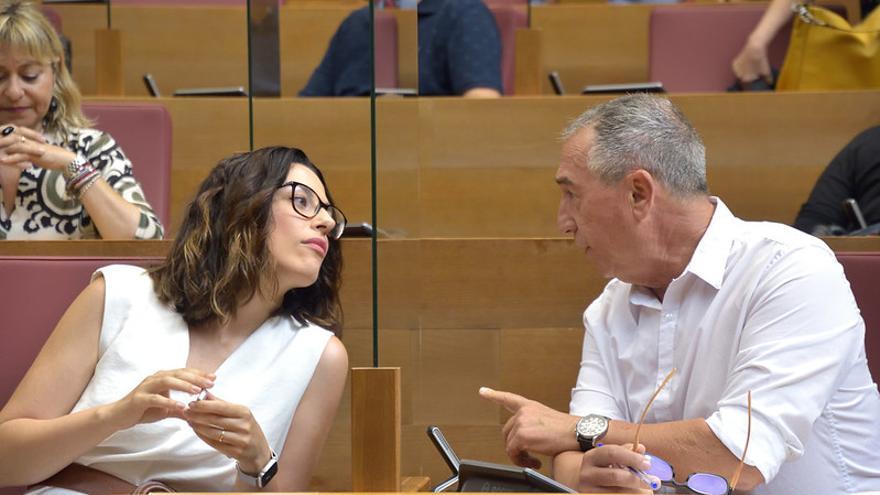 La futura vicepresidenta del Consell, Aitana Mas, con el que se vislumbra futuro candidato de Compromís