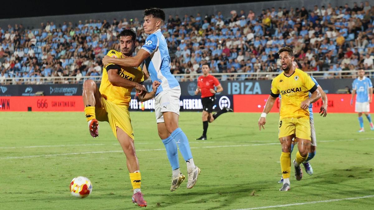 Imagen del encuentro de la primera vuelta jugado en Can Misses con Soldevila y Fran Sol en el ataque del Hércules.