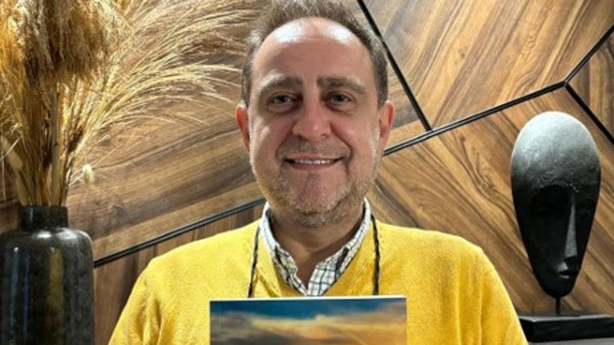 Gaspar González con un ejemplar de la segunda edición del libro dedicado a su bebé fallecido