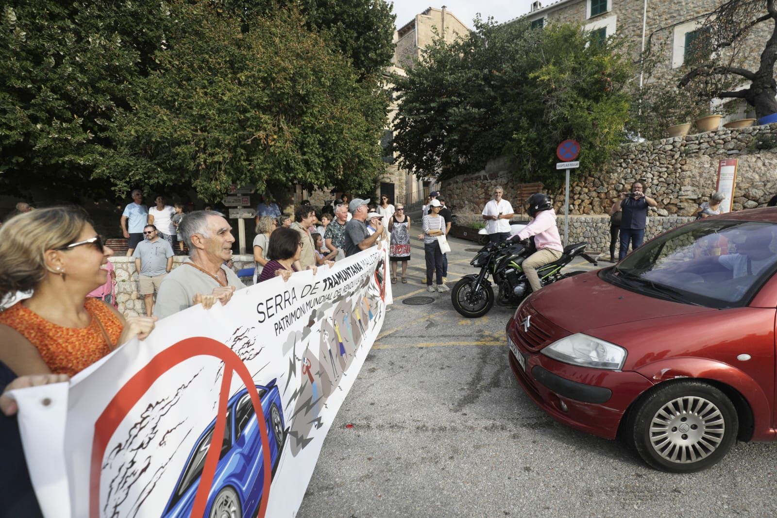 Cortan la carretera de la Serra en protesta por las carreras de motos