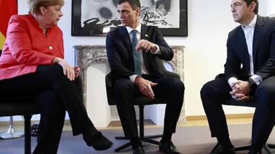 Pedro Sánchez, en plena reunió amb Angela Merkel i Alexis Tsipras