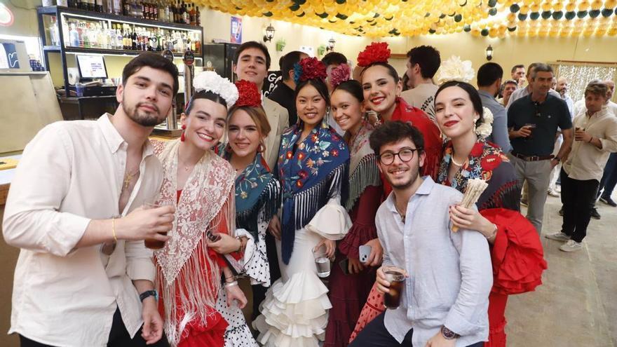 Amigos y familiares abarrotan El Arenal el jueves de Feria