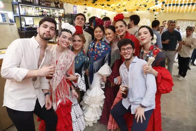 Amigos y familiares abarrotan El Arenal el jueves de Feria