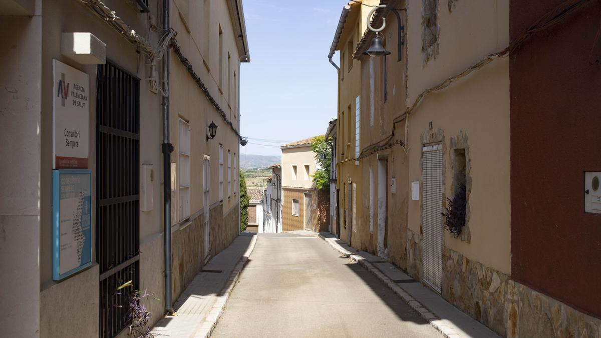 Una calle de Sempere, localidad que reúne todos los indicadores de riesgo de despoblación.