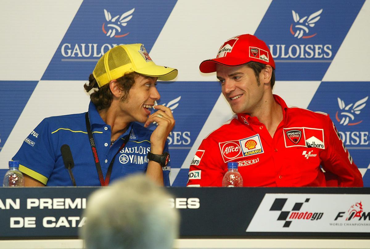 Carlos Checa junto a Valentino Rossi durante el Gran Premio de Cataunya de MotoGP de 2005