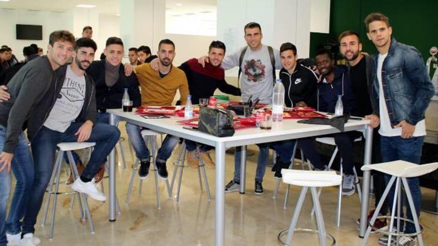 Jugadores del Elche, del Ilicitano, junto a directivos, cuerpos técnicos y médicos y comisión deportiva en la comida de Navidad de ayer.