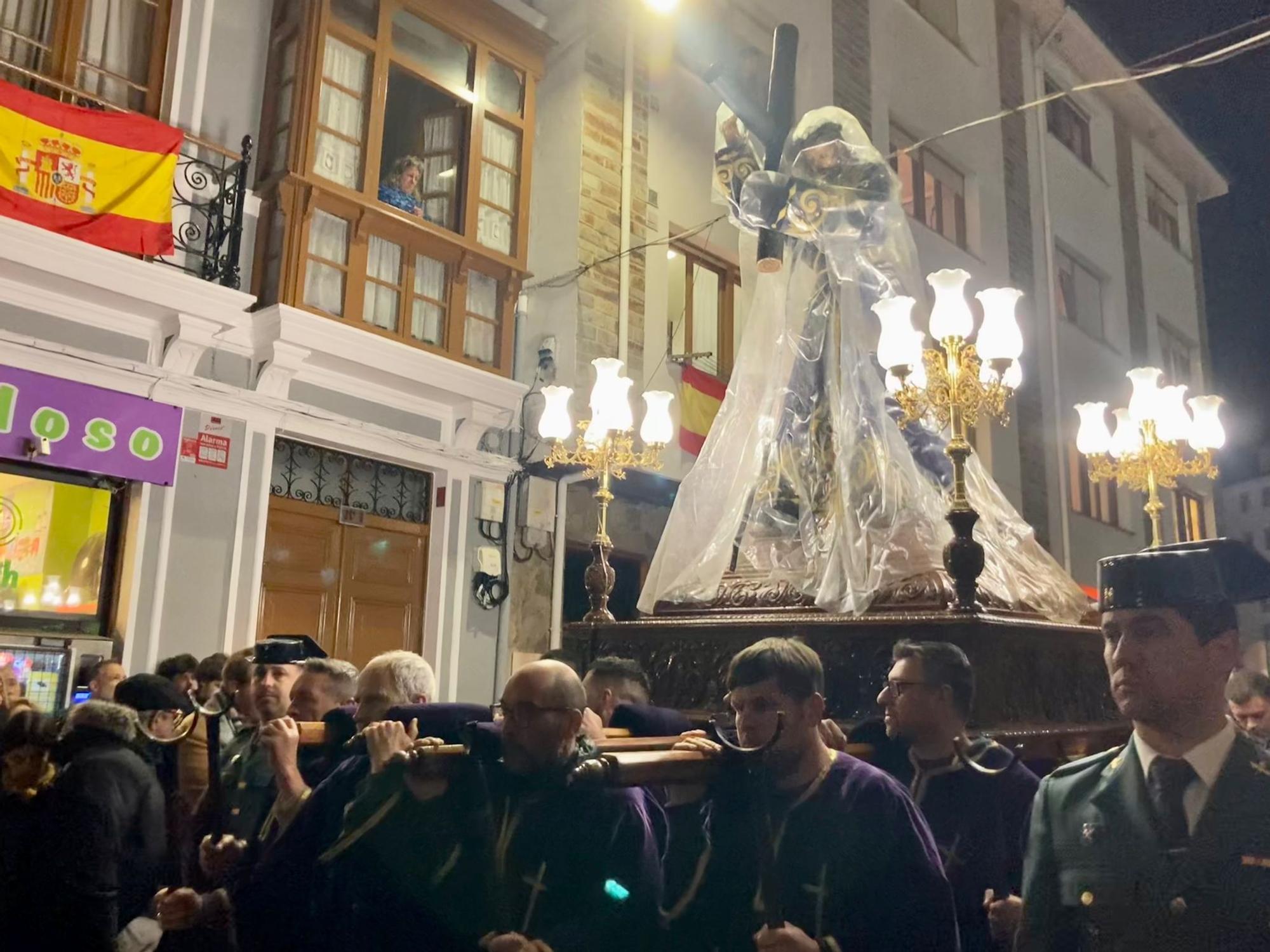 En imágenes: Así fue la esperada salida del Nazareno por las calles de Luarca