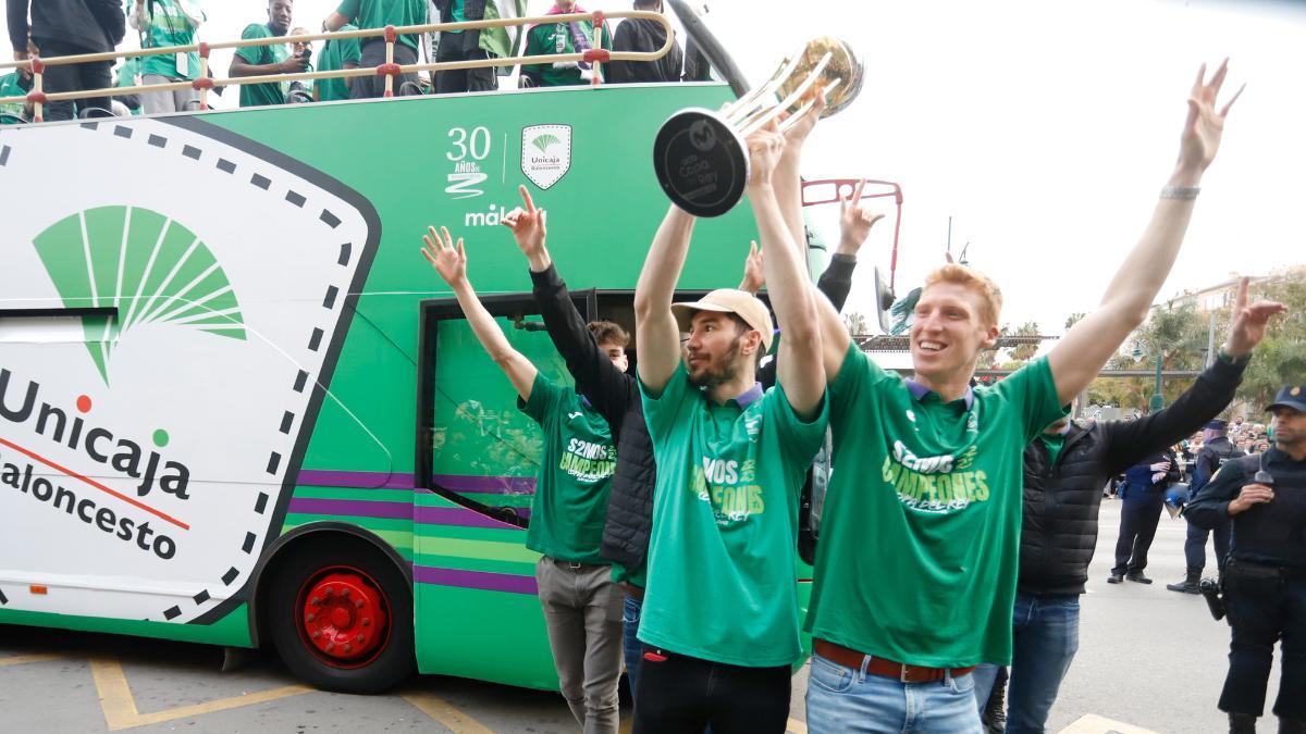 Alberto Díaz, con Brizuela en la celebración del título copero