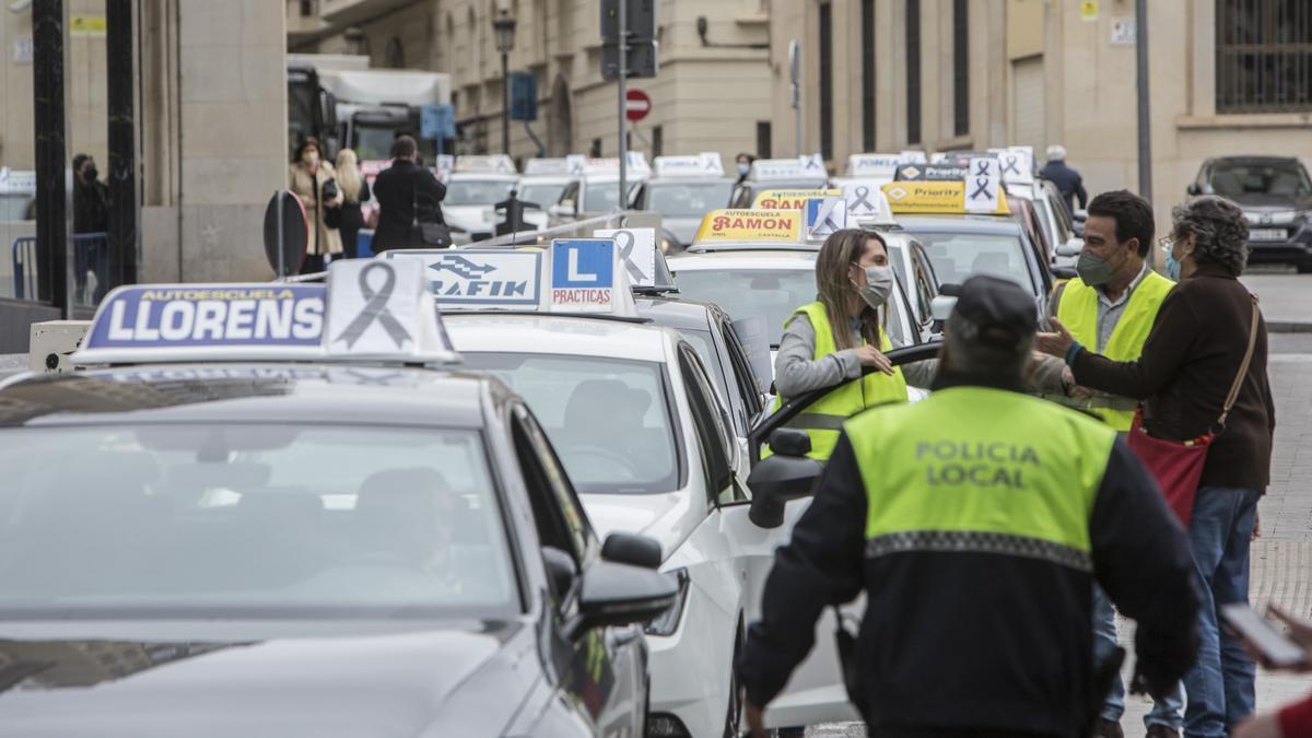 Protesta de las autoescuelas en Alicante