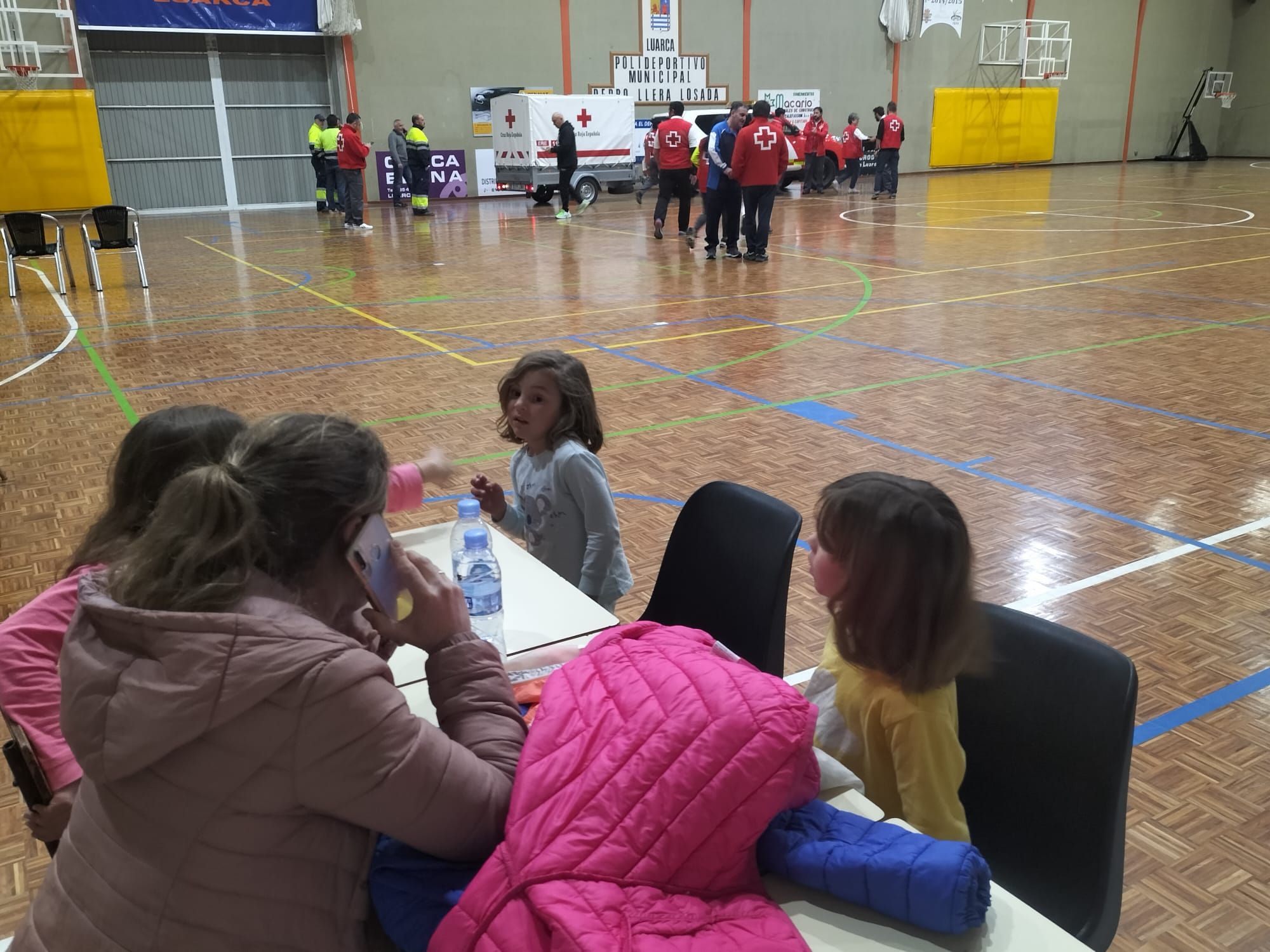 El polideportivo de Luarca acoge a los desalojados por los incendios