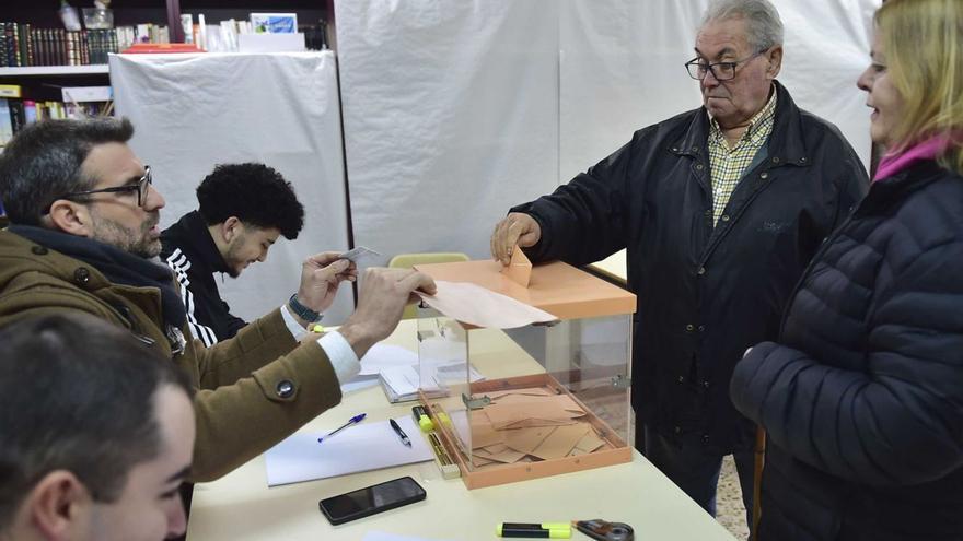 Votants, en l’única mesa electoral habilitada a la localitat de Jarilla. | TONI GUDIEL