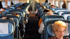Interior de un vagón del AVE Barcelona-Madrid pasajeros, viajeros