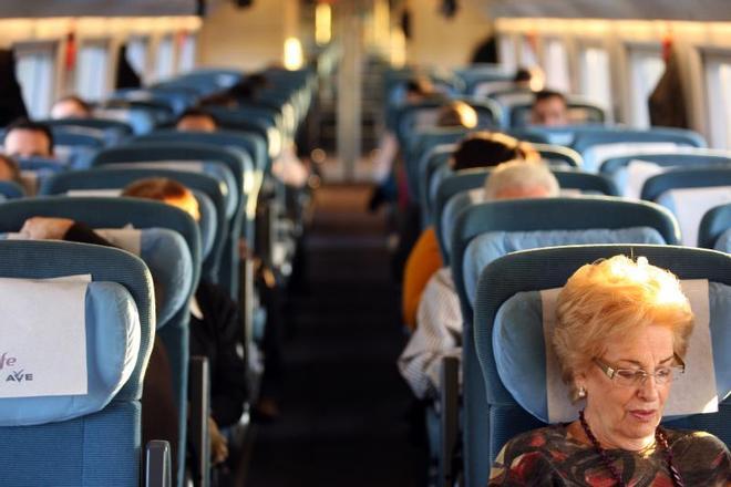 Interior de un vagón del AVE Barcelona-Madrid pasajeros, viajeros