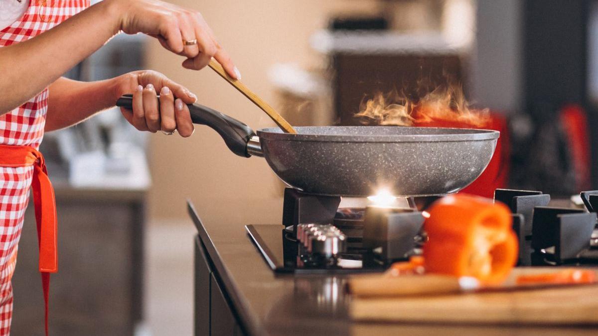 El truco más sencillo para eliminar el olor a 'fritanga' después de cocinar