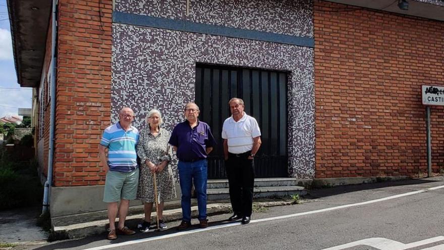 Por la izquierda, Avelino Cabeza, María de los Ángeles García, José Ramón Antuña y José Díaz, delante del inmueble, en Valdesoto. | Luján Palacios