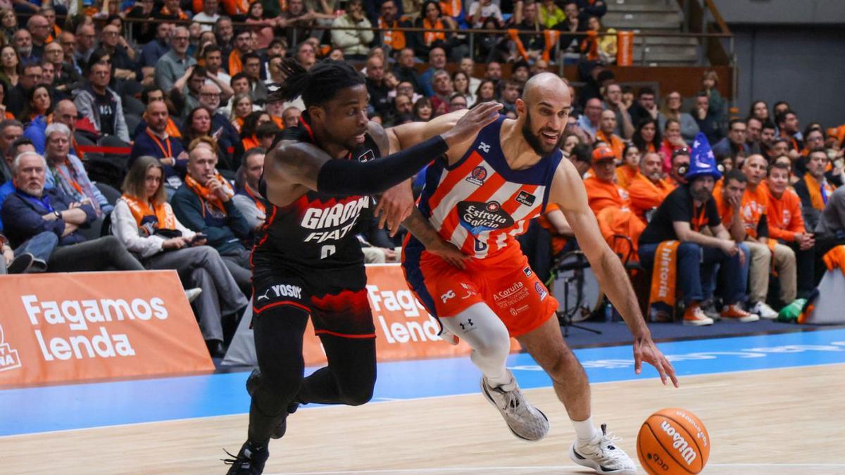 Phil Scrubb se zafa de un rival en un partido con el Leyma en el Coliseum la temporada pasada.