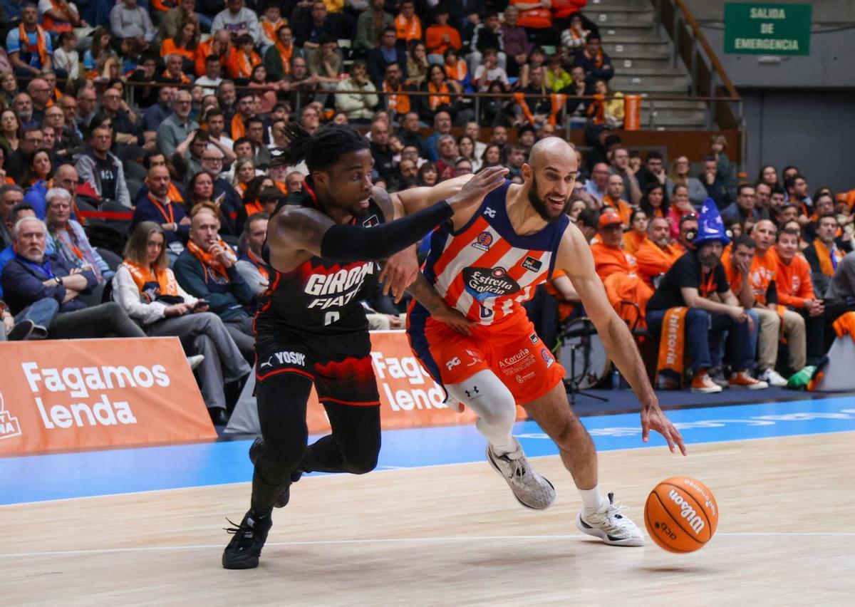 Phil Scrubb se zafa de un rival en un partido con el Leyma en el Coliseum. |  Iago López