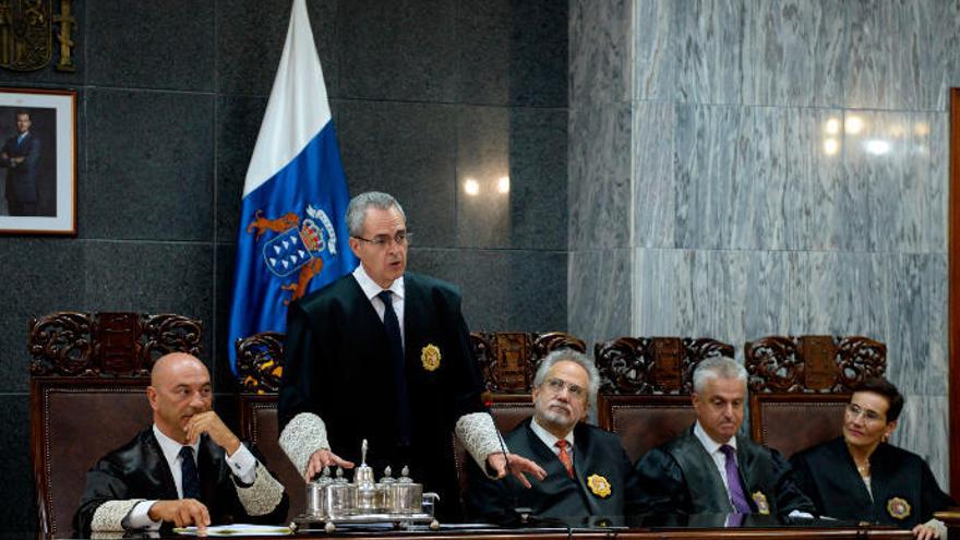 El fiscal superior de Canarias, Luis del Río, en compañía de la Junta de Gobierno del TSJC, ayer en el Palacio de Justicia.