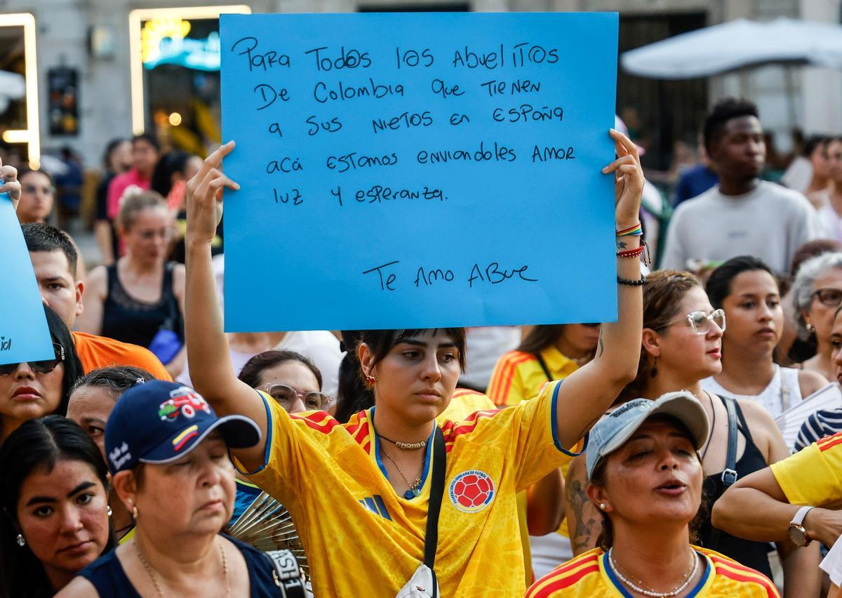 València guarda una vigilia en la plaza de la Virgen en homenaje a las víctimas del terremoto de Colombia