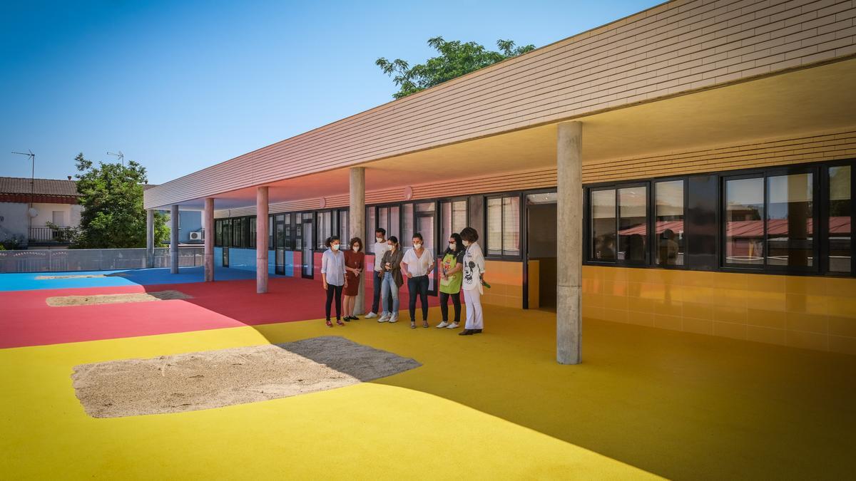 Exterior del nuevo aulario del colegio Cerro de Reyes, con los patios.